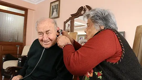 Bir Steteskop'la 62 yıl doktorluk yapan çift: 'Bugün arkadaşlar çok büyük imkanlara sahip, sağlıkta çok iyiyiz'