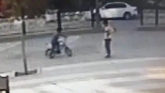 Bisiklet süren çocuğa araba çarptı, hemşire çıkan sürücü müdahale etti