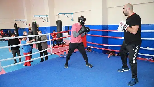 Boks takımı 13 sporcusuyla çalışmalara başladı