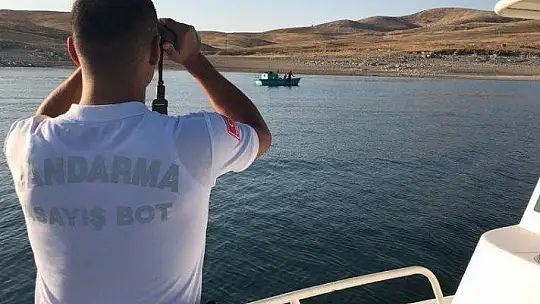 Bot timi, teknesi arızalanan ailenin yardımına yetişti