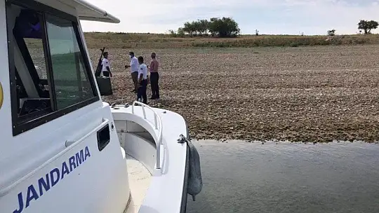 Bot timi, teknesi arızalanan ailenin yardımına yetişti
