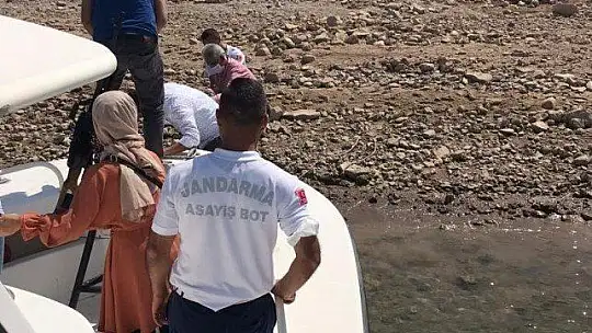 Bot timi, teknesi arızalanan ailenin yardımına yetişti