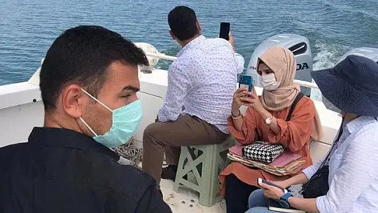 Bot timi, teknesi arızalanan ailenin yardımına yetişti