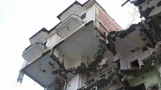 Böyle sağlam ağır hasarlı bina görülmedi: Üçüncü gününde zor yıkabildiler