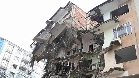 Böyle sağlam ağır hasarlı bina görülmedi: Üçüncü gününde zor yıkabildiler