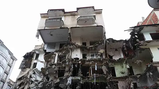 Böyle sağlam ağır hasarlı bina görülmedi: Üçüncü gününde zor yıkabildiler