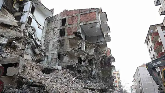 Böyle sağlam ağır hasarlı bina görülmedi: Üçüncü gününde zor yıkabildiler