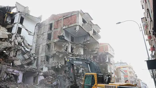 Böyle sağlam ağır hasarlı bina görülmedi: Üçüncü gününde zor yıkabildiler
