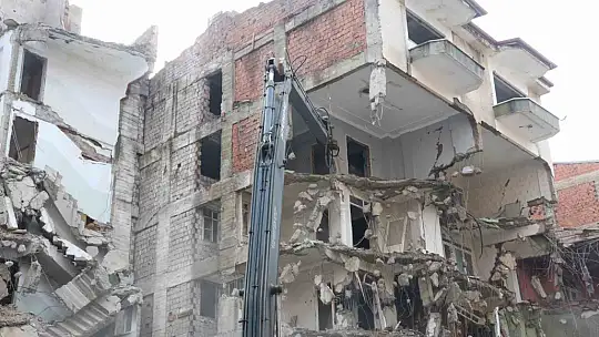 Böyle sağlam ağır hasarlı bina görülmedi: Üçüncü gününde zor yıkabildiler
