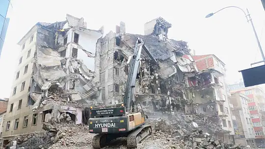 Böyle sağlam ağır hasarlı bina görülmedi: Üçüncü gününde zor yıkabildiler