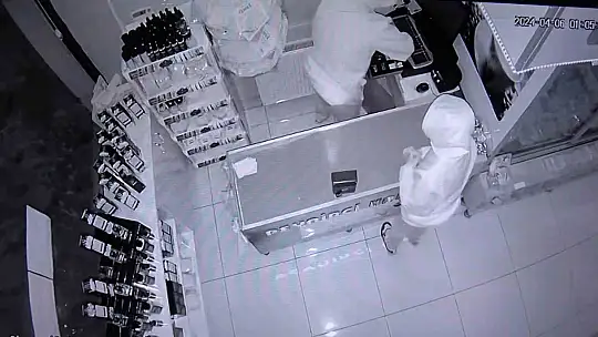 Böylesi görülmedi: Hırsızlar dükkana zarar vermesin diye kasaya harçlık bırakmaya başladı