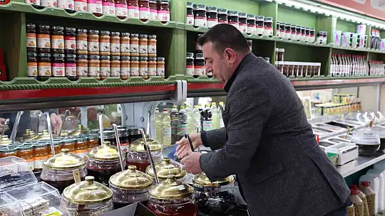 Böylesi görülmedi: Hırsızlar dükkana zarar vermesin diye kasaya harçlık bırakmaya başladı