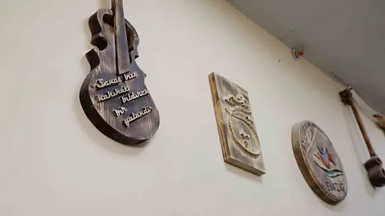 Bu atölyede kütükler sanata dönüşüyor