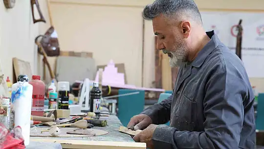 Bu atölyede kütükler sanata dönüşüyor
