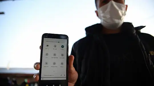 Bu köy, 3 ilin ortasında ama telefonlar çekmiyor, vatandaşlar yollara düşüyor