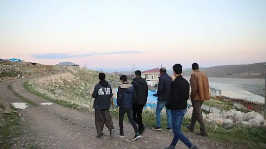 Bu köy, 3 ilin ortasında ama telefonlar çekmiyor, vatandaşlar yollara düşüyor