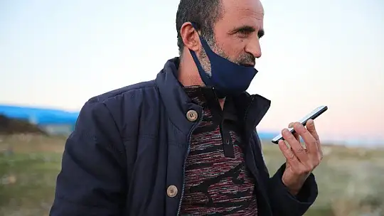 Bu köy, 3 ilin ortasında ama telefonlar çekmiyor, vatandaşlar yollara düşüyor