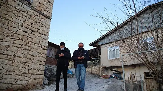 Bu köy, 3 ilin ortasında ama telefonlar çekmiyor, vatandaşlar yollara düşüyor