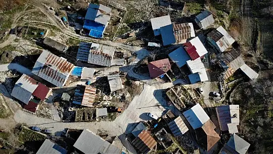 Bu köy, 3 ilin ortasında ama telefonlar çekmiyor, vatandaşlar yollara düşüyor