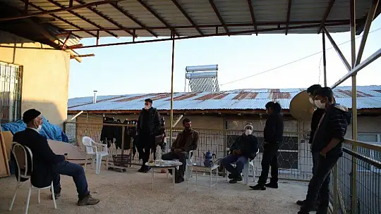 Bu köy, 3 ilin ortasında ama telefonlar çekmiyor, vatandaşlar yollara düşüyor