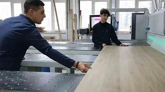 Bu lise fabrika gibi çalışıyor: Bir yılda 5 milyon ciro