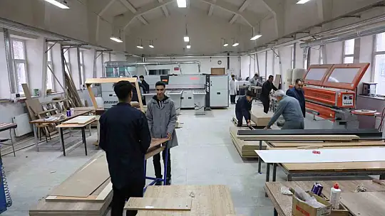 Bu lise fabrika gibi çalışıyor: Bir yılda 5 milyon ciro