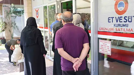 Bu mağazada etler yarı fiyatına