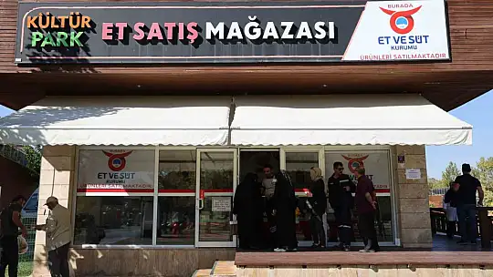Bu mağazada etler yarı fiyatına
