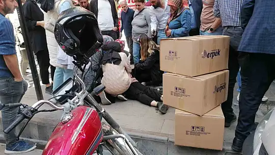 Caddede yürürken pikaptan fırlayan demir parçası ile yaralandı