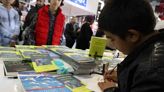 Çadır kentte 13 yaşında kitap yazdı