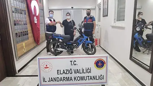 Çalınan motosiklet jandarma tarafından bulunarak sahibine teslim edildi