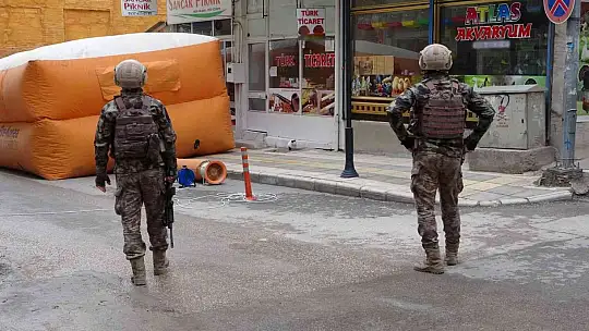 Cama çıkıp kafasına silah dayayan şahıs 9 saatin sonunda ikna edilerek indirildi