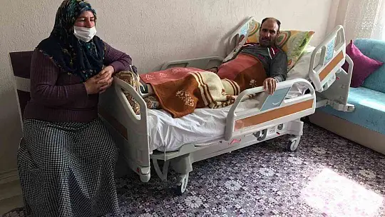 Çatıdan düşerek felç kalan baba yardım bekliyor