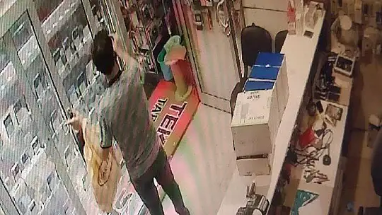 Cep telefonu hırsızı önce kameraya sonra polise yakalandı