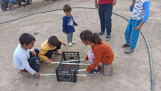 Cevizi top yapıp plastik meyve kasasında langırt oynadılar