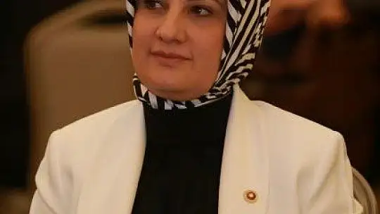 Öztunç'a 'Kulak Çekme' Tepkisi
