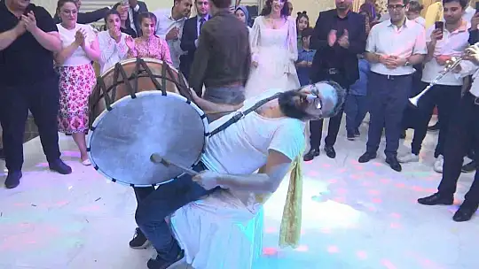 Çılgın davulcu yine kendinden geçti