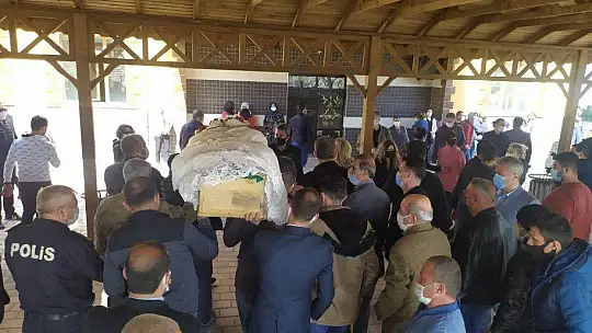 Cinayete kurban giden, Emine gelinlikli tabutu ile son yolculuğuna uğurlandı