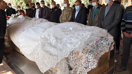 Cinayete kurban giden, Emine gelinlikli tabutu ile son yolculuğuna uğurlandı