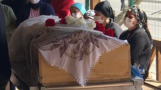 Cinayete kurban giden, Emine gelinlikli tabutu ile son yolculuğuna uğurlandı