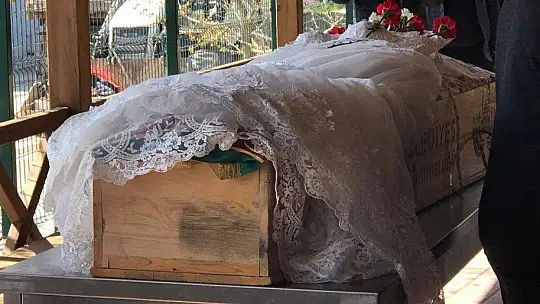 Cinayete kurban giden, Emine gelinlikli tabutu ile son yolculuğuna uğurlandı