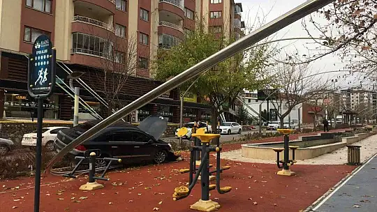 Çocuğa çarpmamak için direğe çaptı