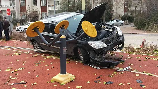 Çocuğa çarpmamak için direğe çaptı