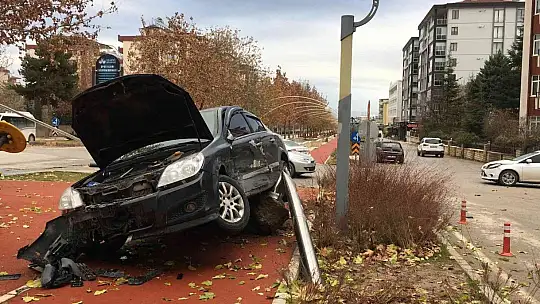 Çocuğa çarpmamak için direğe çaptı