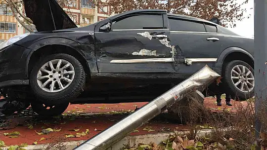 Çocuğa çarpmamak için direğe çaptı