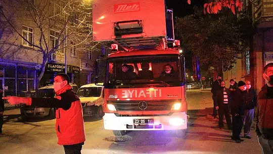 Çocuğunu görmek için bıçakla cama çıktı, kendini polise ihbar etti