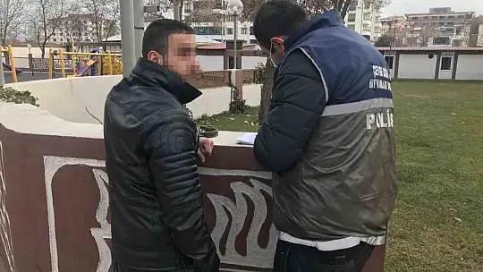Çocuk parkında pitbull gezdiriyordu