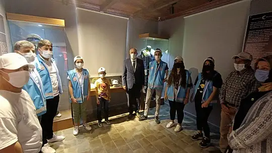 Çocuklar, şehit Fethi Sekin'in kabrini ziyaret edip, müzesini gezdi