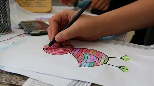 Çocuklar uzmanlar eşliğinde hem oyunlar oynuyor, hem de sınavlara hazırlanıyor