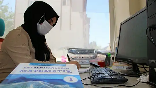 Çocuklar uzmanlar eşliğinde hem oyunlar oynuyor, hem de sınavlara hazırlanıyor